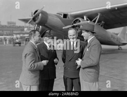 Aeroporto di Berlino - Tempelhof Left Matthias e pilota Horst Merz con in background il Fokker F.XX PH-AIZ Zilvermeeuw della KLM Data: Ottobre 1934 posizione: Berlino, Germania Parole Chiave: Aviazione, compagnie aeree, piloti, aeromobili, aeromobili, aeroporti Nome personale: Matthias, [...], Merz, Horst Institution name: Berlin-Tempelhof, Lufthansa Foto Stock