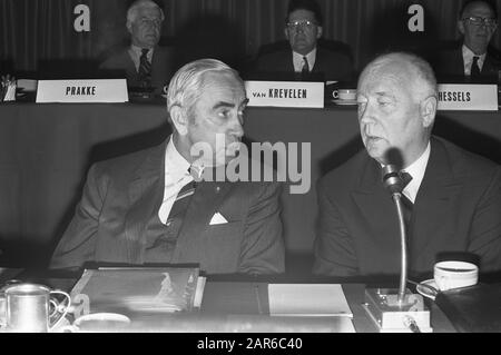 Assemblea degli Azionisti di Akzo all'Hilton Hotel di Amsterdam Left front Siewark Bakkenist, Left Rear Prakke, Left Rear Van Krivelen, durante l'incontro Data: 10 maggio 1972 luogo: Amsterdam, Noord-Holland Parole Chiave: Industria chimica, manager, industria tessile, riunioni Nome personale: Bakkenist, Siewark Foto Stock