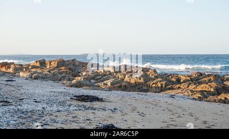 le spettacolari baie rosse delle rocce di fuoco in tasmania, australia. Foto Stock