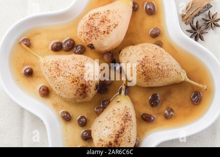 Pere stufate con cannella e uvetta - primo piano di vista foto di dolce piccante pera dessert Foto Stock