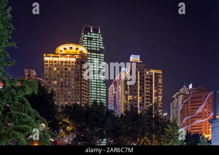 Chongqing, Cina - Agosto 2019 : edifici commerciali e commerciali illuminati moderni nel quartiere Jiefangbei nel centro della città di Chongqing Foto Stock