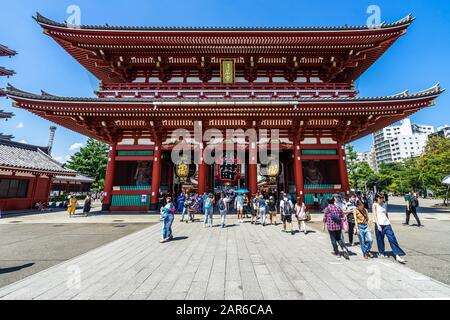 Ingresso al tempio di Sensoji, situato nel quartiere di Tokyo Asakusa. Tokyo, Giappone, Agosto 2019 Foto Stock