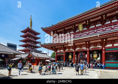 Ingresso al tempio di Sensoji, il più antico tempio buddista di Tokyo e un famoso punto di riferimento turistico. Tokyo, Giappone, Agosto 2019 Foto Stock
