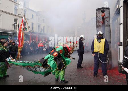 Liverpool, Regno Unito. 26th Gen 2020. I petardi sono illuminati in una gabbia protettiva, mentre migliaia di persone partecipano alle celebrazioni del Capodanno cinese nel quartiere China Town di Liverpool. Credito: Ken biggs/Alamy Live News Foto Stock