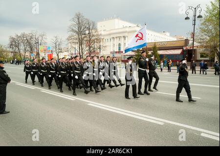 Marines passa Tyumen colonna lungo la strada Foto Stock