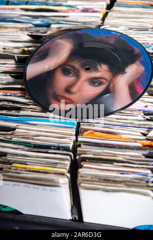 Disco immagine Kate Bush vinile singolo in cima a una collezione di sette pollici record Foto Stock