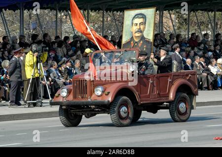 Membri di KPRF in SUV nella sfilata del giorno della vittoria Foto Stock