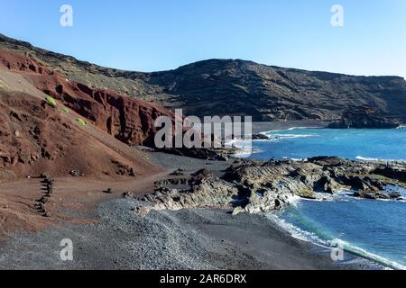 Vista panoramica sulla costa di El Golfo con formazioni rocciose vulcaniche di colore rosso e nero e campi di lava a sud-ovest dell'isola delle canarie Lanz Foto Stock