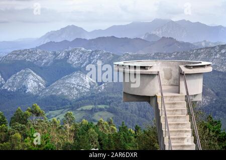 Torre di vedetta a Picos de Europa nelle Asturie, nel Nord della Spagna Foto Stock