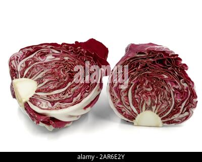 radicchio viola a fette, cicoria italiana a foglia, isolato su fondo bianco Foto Stock