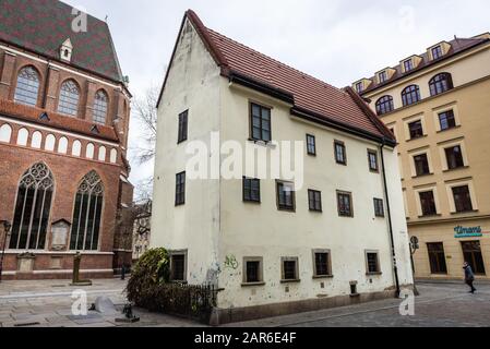 Famose case medievali di casa chiamata Jas e Malgosia - Hansel e Gretel - all'angolo della Piazza del mercato della Città Vecchia di Wroclaw, Polonia Foto Stock