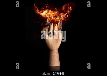 Lotta segno in fuoco bruciante isolato su vetro nero Foto Stock