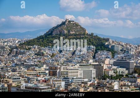 Vista aerea da Acropoli di Atene, Grecia. Il Monte Lycabettus con la Chiesa di San Giorgio che si vede sulla foto Foto Stock