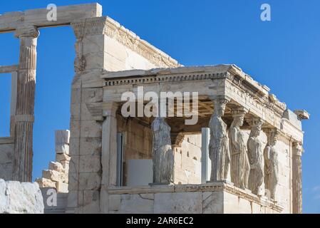 Portico delle cariatidi, parte dell'Eretteo greco antico tempio dedicato ad Atena e Poseidone, sul lato nord dell'Acropoli di Atene, Grecia Foto Stock