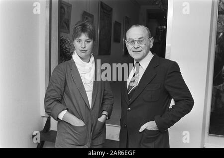 Presentazione di due libri per bambini, volti ad arricchire il vocabolario dei bambini ad Amsterdam Marijke B. Jansen e il professore Dr. Bernhard T. Tervoort (1920-2006; autore di Van babbling a chattering) Data: 23 Settembre 1981 luogo: Amsterdam, Noord-Holland Parole Chiave: Autori, libri per bambini, ritratti Nome personale: Jansen, Marijke, Tervoort, Bernhard Foto Stock