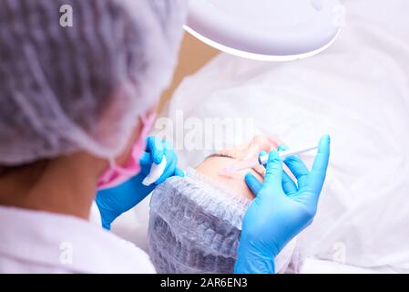 Giovane donna sulla procedura di ringiovanimento in una clinica di cosmetologia. Foto Stock