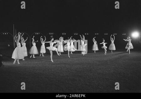 Mass-performance Garden of Europa di Carel Briels [nel Goffertstadion di Nijmegen, t.g.v. 150 anni di esistenza del Regno dei Paesi Bassi], il danst del Congresso di Vienna Data: 27 agosto 1963 luogo: Nijmegen Parole Chiave: Danza, eventi, commemorazioni, spettacoli Foto Stock