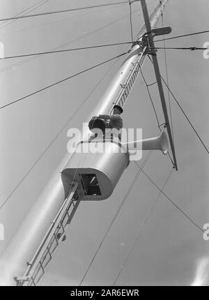 Viaggio in mare con MS Baloeran Sailor in the Mast Annotation: Questa foto fa parte di una serie di foto di un viaggio con la MS Baloeran del Rotterdam Lloyd Data: 1935 Parole Chiave: Marinai, navi Foto Stock