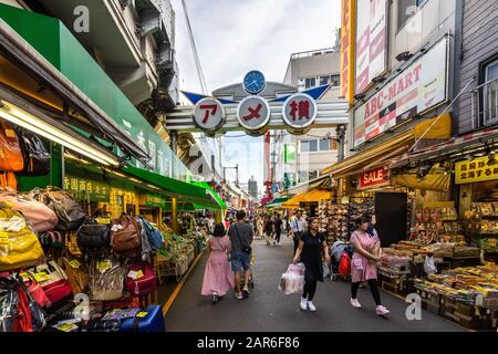 Tokyo, Giappone, agosto 2019 - mercato di Ameya Yokocho o Ameyoko vicino alla stazione di Ueno è un mercato popolare che vende vari prodotti Foto Stock