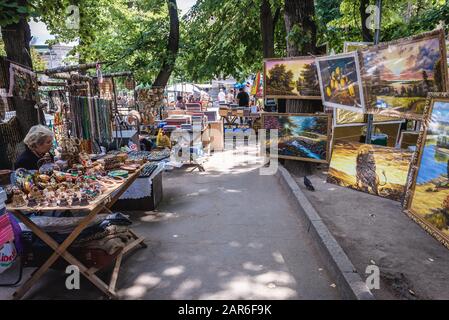 Dipinti in vendita su un mercato delle pulci nel centro di Chisinau, capitale della Repubblica di Moldavia Foto Stock