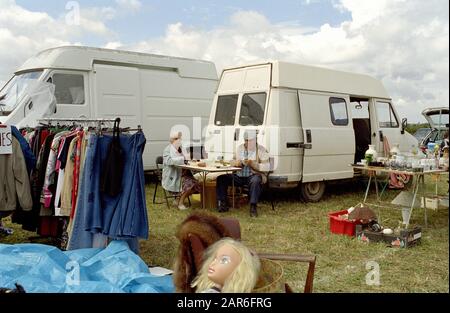 VIDE GRENIER DANS LA CAMPAGNE EN CHARENTE - VENDITA DI SCARPE IN CAMPAGNA CHARENTE - FRANCIA STAGIONE ESTIVA - TRADIZIONE FRANCESE - FILM D'ARGENTO © FRÉDÉRIC BEAUMONT Foto Stock