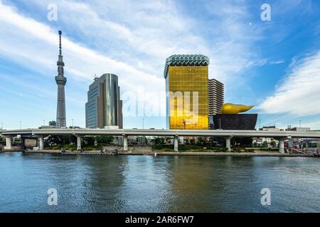 Edificio Sky Tree con torre tv e sede dell'edificio Asahi lungo il fiume Sumida, Tokyo Foto Stock