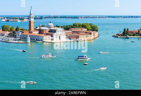 Veduta aerea panoramica della laguna veneta con le isole di Venezia, Italia. Isola di San Giorgio maggiore in primo piano. Foto Stock