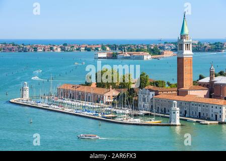 Veduta aerea panoramica della laguna veneta con le isole di Venezia, Italia. Isola di San Giorgio maggiore in primo piano. Foto Stock