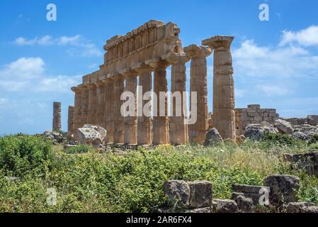 Rovine del Tempio C - Tempio Apollo nell'Acropoli di Selinunte antica città greca sulla costa sud occidentale della Sicilia in Italia Foto Stock