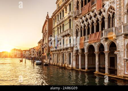 Venezia al tramonto, Italia. Palazzo Ca' d'Oro in primo piano. E' un punto di riferimento di Venezia. Splendida vista sul Canal Grande nel centro di Venezia A. Foto Stock