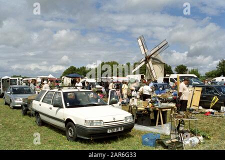VIDE GRENIER DANS LA CAMPAGNE EN CHARENTE - VENDITA DI SCARPE IN CAMPAGNA CHARENTE - FRANCIA STAGIONE ESTIVA - TRADIZIONE FRANCESE - FILM D'ARGENTO © FRÉDÉRIC BEAUMONT Foto Stock