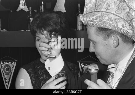Mies Bouwman, membro onorario dell'associazione carnevale De Knoerissen a Uden (NB) Data: 17 gennaio 1967 Località: Noord-Brabant, Uden Parole Chiave: Associazioni carnevale nome Della Persona: Bouwman, Mies Foto Stock