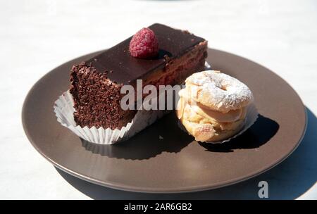 2 torte su un piatto. Foto Stock