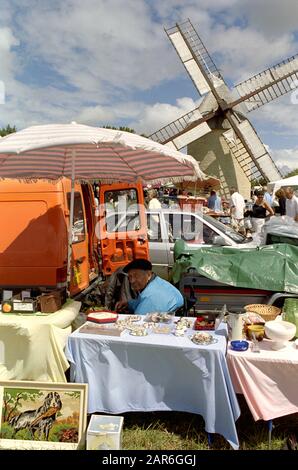 VIDE GRENIER DANS LA CAMPAGNE EN CHARENTE - VENDITA DI SCARPE IN CAMPAGNA CHARENTE - FRANCIA STAGIONE ESTIVA - TRADIZIONE FRANCESE - FILM D'ARGENTO © FRÉDÉRIC BEAUMONT Foto Stock