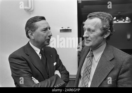 Il Ministro Boersma parla con l'organizzazione dei datori di lavoro presso il Ministero degli Affari sociali; De Wit (NCW) ha lasciato? Data: 3 Febbraio 1977 Parole Chiave: Nome Della Persona Politica: Boersma, Jaap Foto Stock