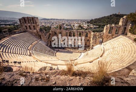 Vista panoramica dell'Odeon di Erodes Attico presso l'Acropoli di Atene, Grecia. E' uno dei punti di riferimento principali di Atene. Panorama panoramico di Erode Foto Stock