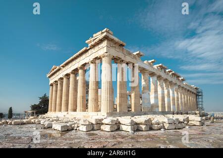 Il Partenone dell'Acropoli di Atene, Grecia. Famoso Partenone è il principale punto di riferimento della città di Atene. Rovine del tempio maestoso sulla sommità del colle dell'Acropoli. Foto Stock