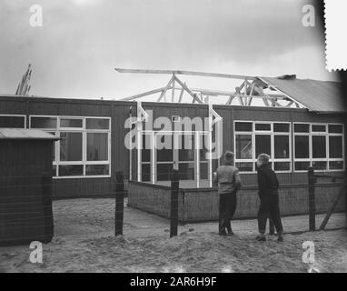 Stormschade Amsterdam, tetto di scuola di stoccaggio West Data: 23 Dicembre 1954 luogo: Amsterdam, Noord-Holland Parole Chiave: STORMSCHAGE, tetti Foto Stock