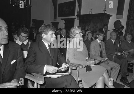 Il Ministro M. A. M. Klompé premia lo Stato per la Letteratura, il P. C. Hooftprijs 1968, a G. K. van het Reve a Muiderslot Data: 26 agosto 1969 Località: Muiden Parole Chiave: Autori, letteratura, ministri, premi, scrittori, premi Nome personale: Klompé M.A.M., Reve, Gerard van de Institutioningsnaam: Muiderslot, P.C. Hootprijs Foto Stock