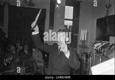 Il Ministro M. A. M. Klompé premia lo Stato per la Letteratura, il P. C. Hooftprijs 1968, a G. K. van het Reve a Muiderslot Data: 26 agosto 1969 Località: Muiden Parole Chiave: Autori, letteratura, premi, scrittori, premi Nome personale: Reve, Gerard van de Institutioningsnaam: Muiderslot, P.C. Hootprijs Foto Stock