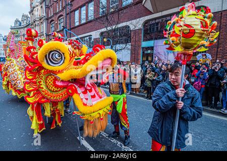 Londra, Regno Unito. 26th Gen 2020. Dragon ballerini - le celebrazioni del Capodanno cinese per l'anno del Rat a Londra organizzato dal LCCA. Credito: Guy Bell/Alamy Live News Foto Stock