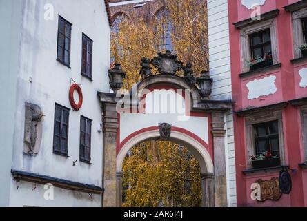 Passaggio tra case medievali affittate Jas e Malgosia - Hansel e Gretel - all'angolo della Piazza del mercato della Città Vecchia di Wroclaw, Polonia Foto Stock