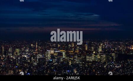 Vista panoramica di Tokyo dalla terrazza panoramica della torre della skytree tv con grattacieli illuminati di notte, Giappone Foto Stock