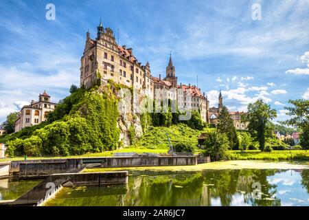 Castello di Sigmaringen sul Danubio, Germania. Questo bellissimo castello è un punto di riferimento di Baden-Wurttemberg. Panorama del castello svevo su una roccia. Vi panoramico Foto Stock