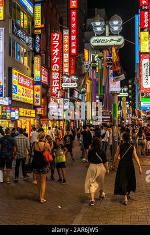 Vista notturna del Shibuya Center Gai, una strada pedonale con molti cartelloni e negozi. Tokyo, Giappone, Agosto 2019 Foto Stock