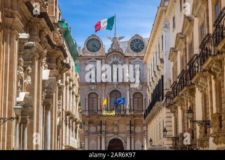 Facciata barocca di Palazzo Cavarretta nella città di Trapani sulla costa occidentale della Sicilia in Italia, vista da via Vittorio Emanuele Foto Stock