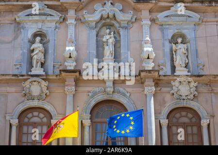 Facciata barocca di Palazzo Cavarretta nella città di Trapani sulla costa occidentale della Sicilia in Italia, vista da via Vittorio Emanuele Foto Stock