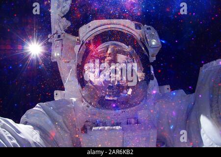 Astronauta a a spacewalk. Paesaggio cosmico. Elementi di questa immagine fornita dalla NASA Foto Stock