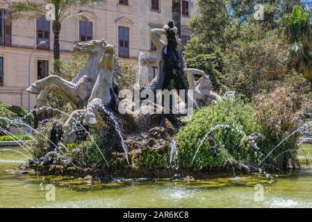 Fontana del Tritone in Piazza Vittorio Emanuele a Trapani sulla costa occidentale della Sicilia in Italia Foto Stock