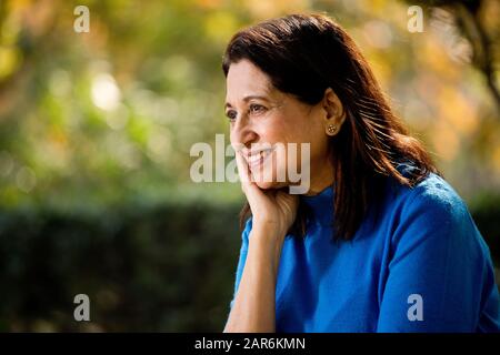 Donna felice che guarda fuori Foto Stock
